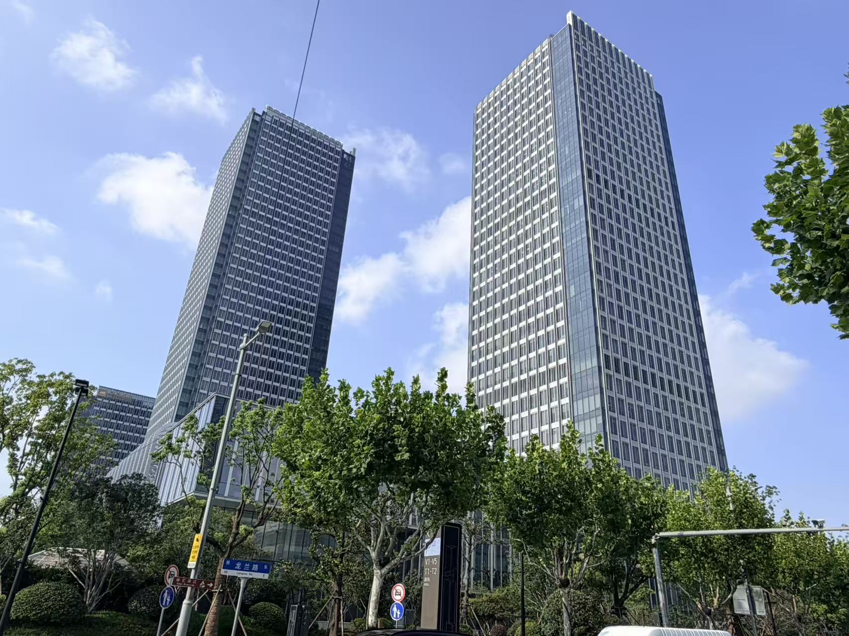 滨江城开中心外立面